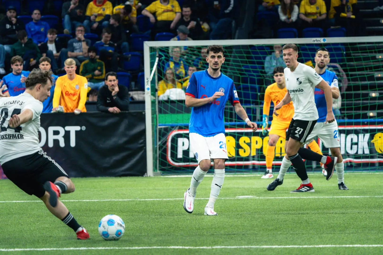 Abwehrszene der Holstein Kiel U23 im Spiel gegen den Heider SV