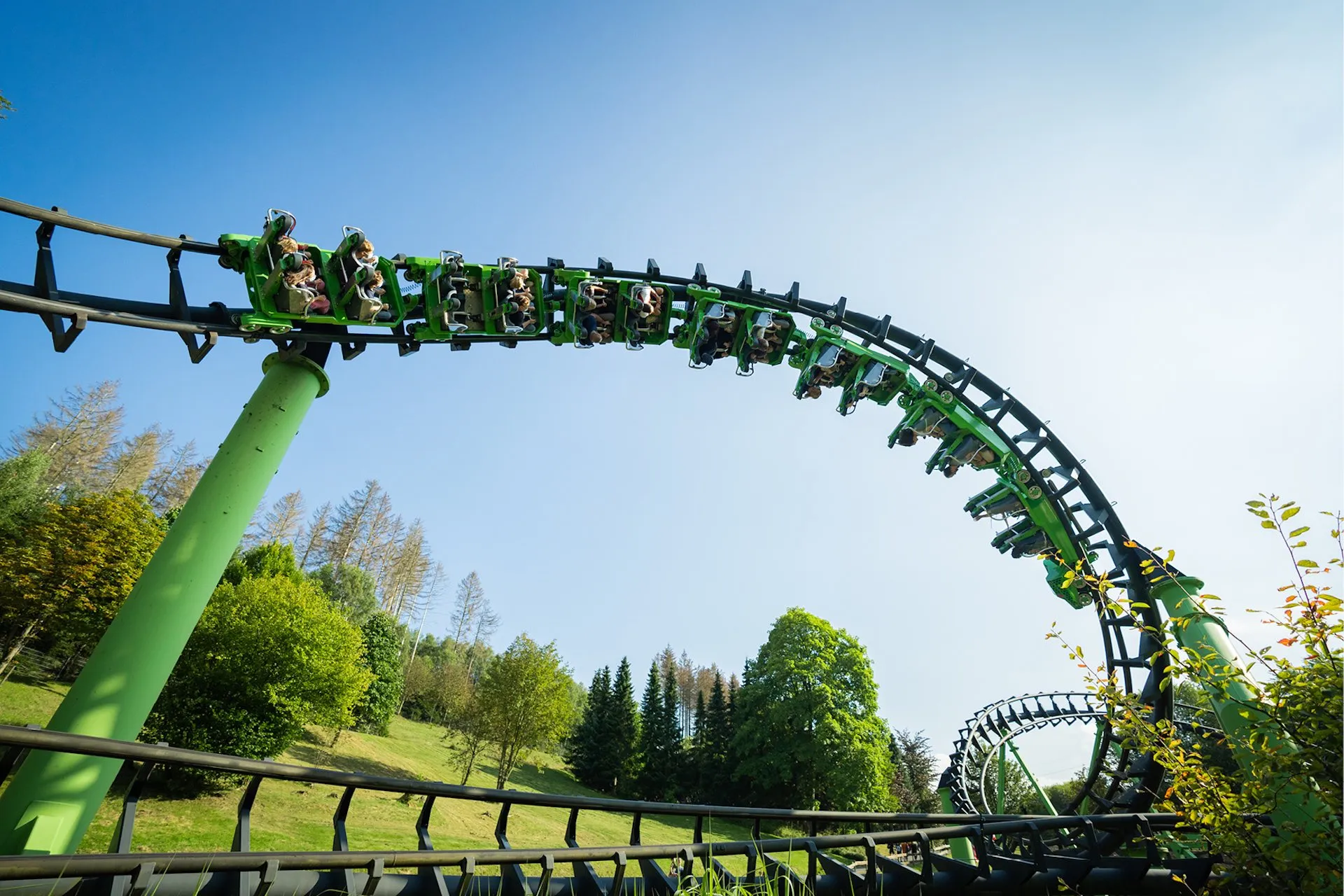 Achterbahn im Fort Fun im Sauerland, dahinter blauer Himmel.