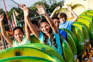 Achterbahnfahrt in einem belebten deutschen Freizeitpark