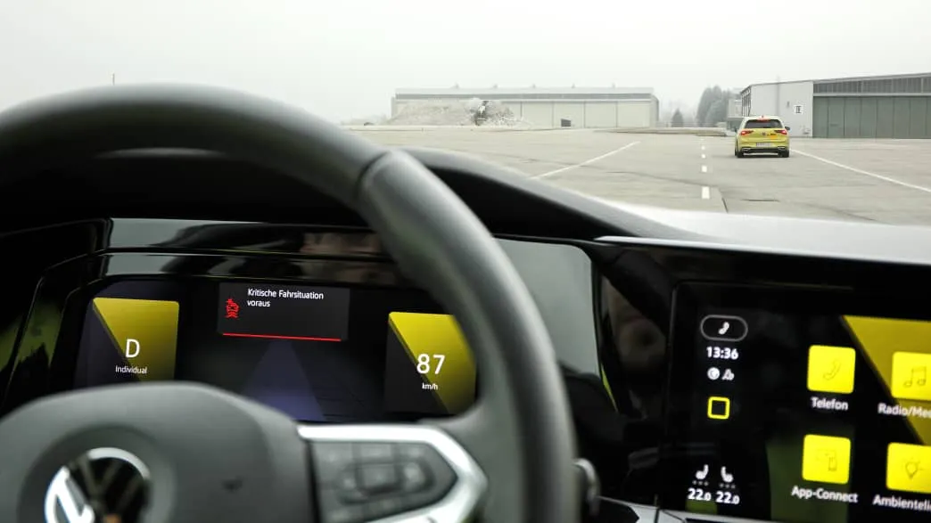 ADAC Test: Car2X-Kommunikation in einer kritischen Fahrsituation