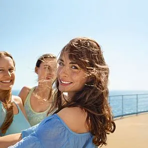 AIDAblu Leben an Bord Menschen Frauen Reling