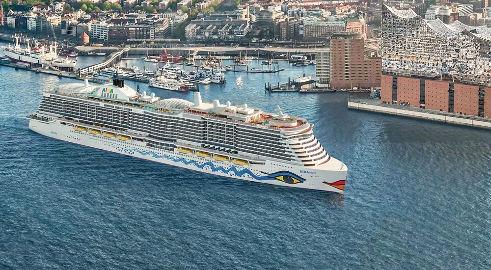 AIDAcosma Kreuzfahrtschiff bei Sonnenuntergang