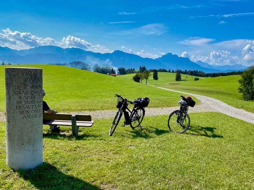 Aktiver Urlaub: Radtour auf der Via Claudia Alpina bei Füssen mit Alpenkulisse