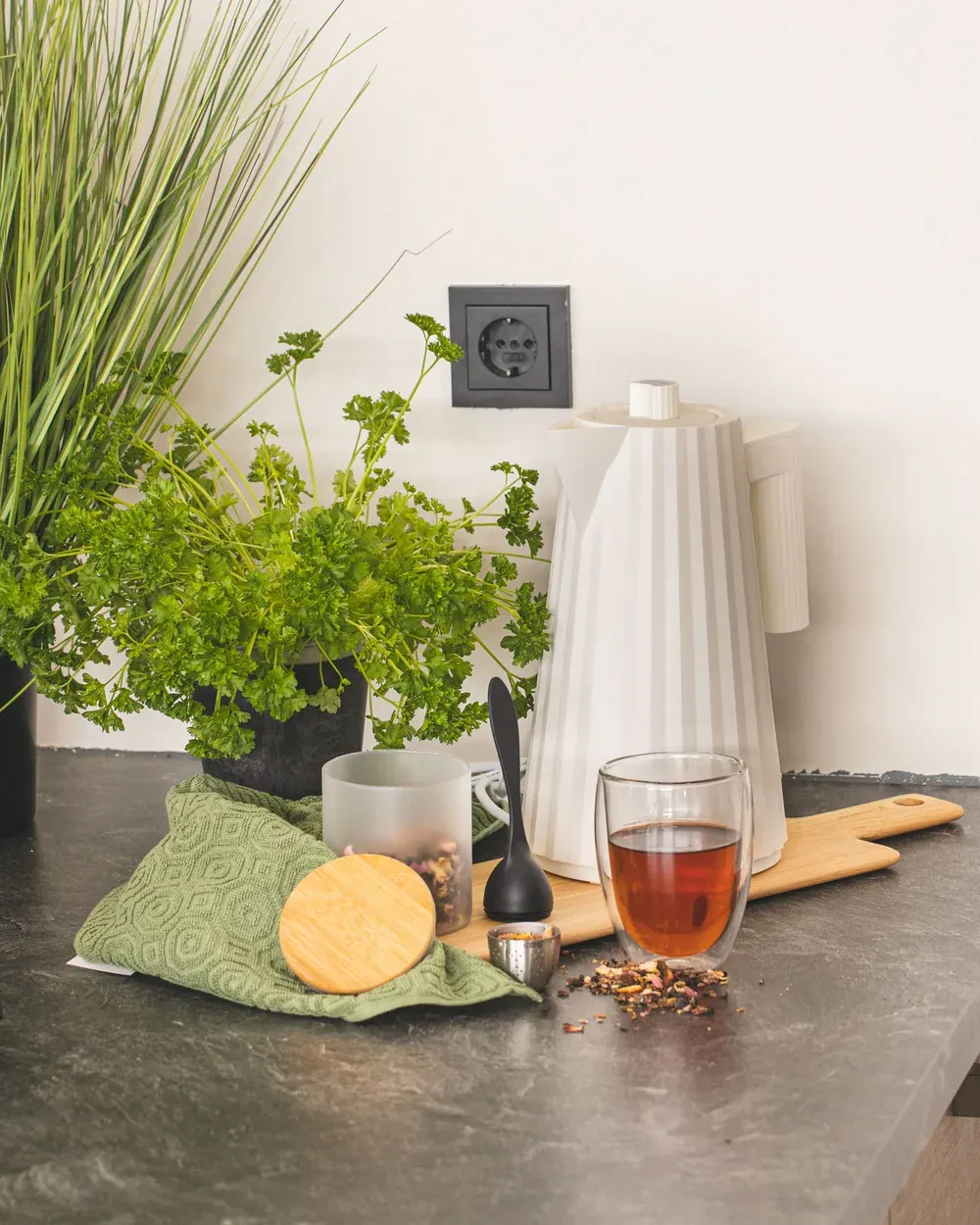 Alessi Plissé Wasserkocher MDL06 in Schwarz, ein Design-Highlight für die Küche