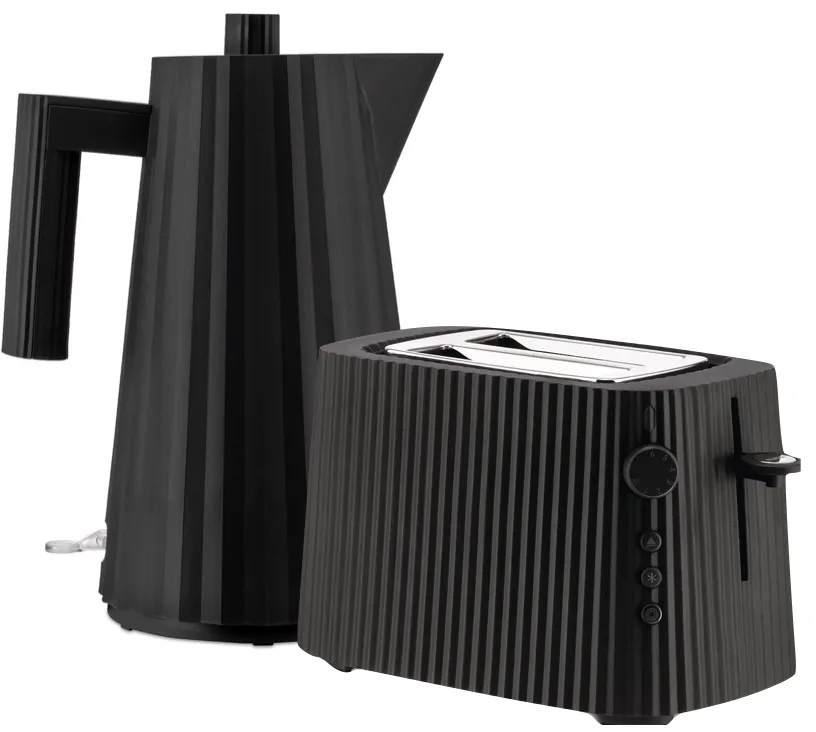 Alessi Plissé Wasserkocher und Toaster Set in Schwarz, elegant auf Küchentheke
