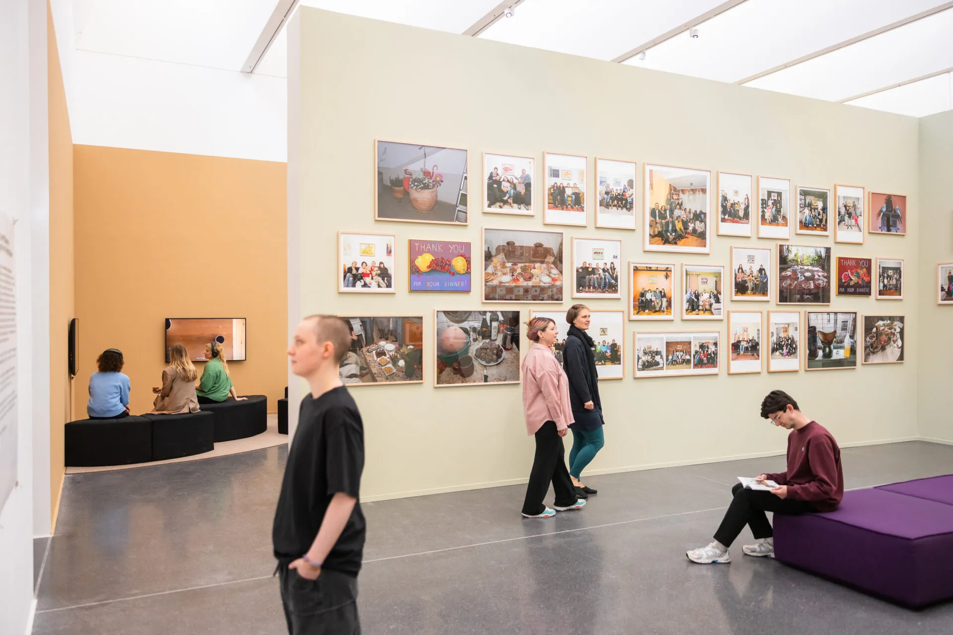Alina und Jeff Bliumis, „A Painting For A Family Dinner“: Porträts von Gastgeber*innen, die im Austausch für ein Abendessen ein Gemälde erhielten.