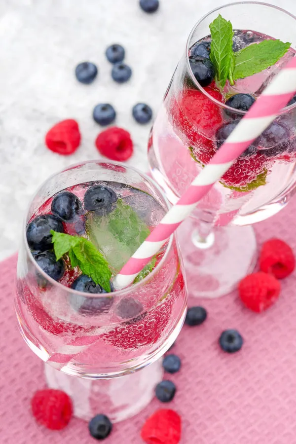 Alkoholfreier Cocktail mit Wild Berry, Beeren und Minze im Glas