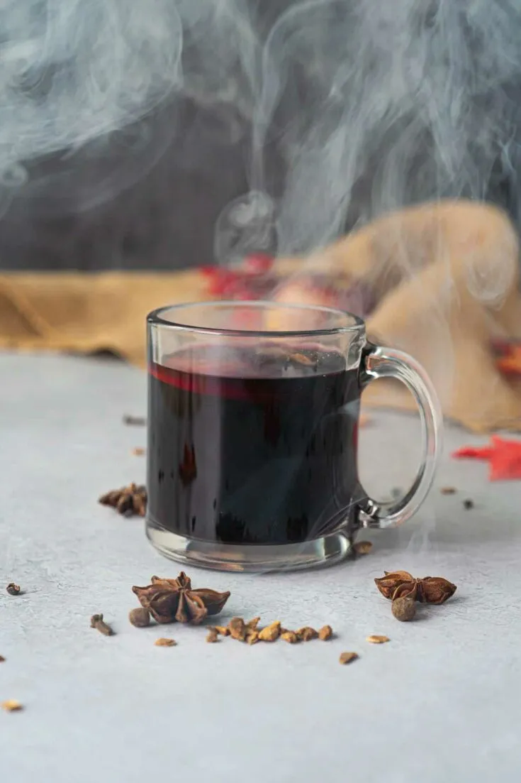 Alkoholfreier Glühwein, ein blutrotes Heißgetränk mit warmen Gewürzen für die Gemütlichkeit