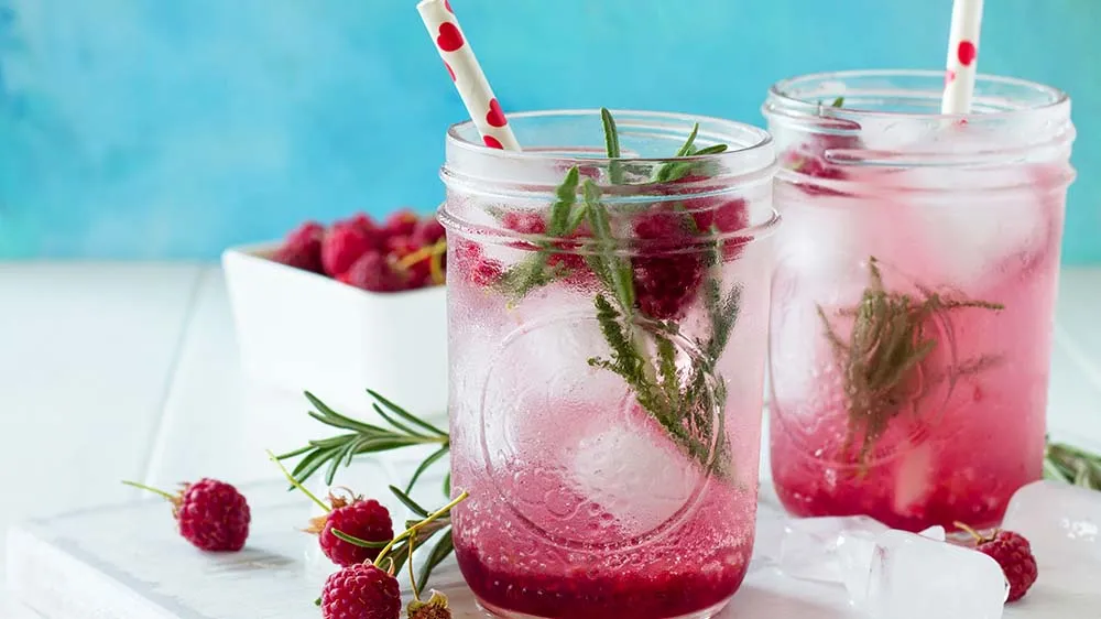Alkoholfreier Himbeer-Cocktail mit Rosmarin und ganzen Himbeeren
