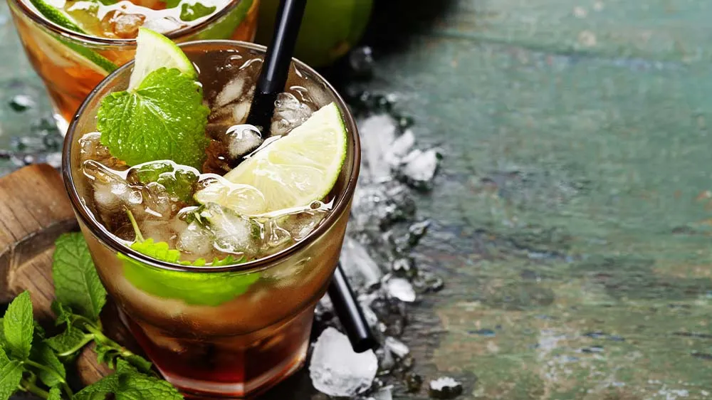 Alkoholfreier Nojito Cocktail mit Minze und Limettenscheiben