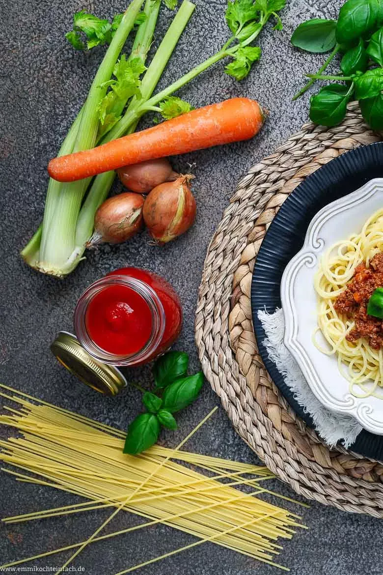 Alle frischen Zutaten für das Bolognese Soße Rezept bereitgelegt