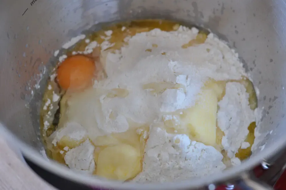 Alle Teigzutaten in der Küchenmaschine zum Kneten vorbereitet