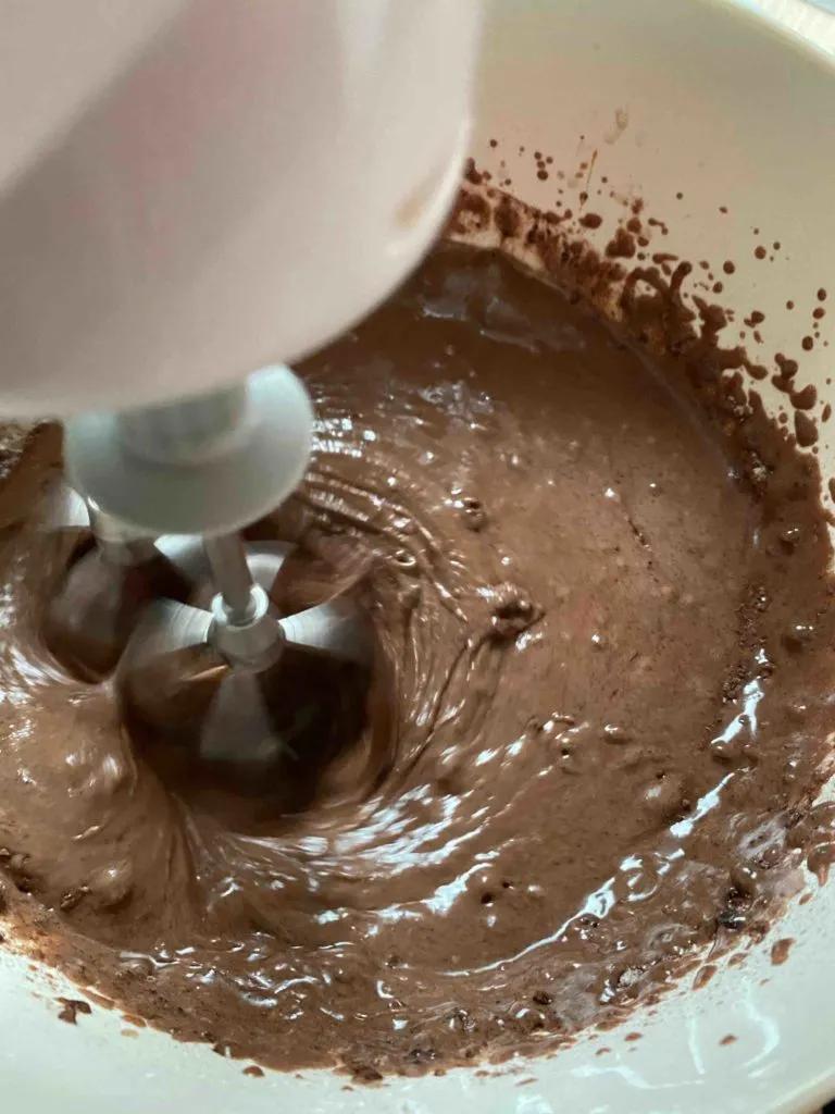 Alle Teigzutaten vermischen, bis ein glatter und gleichmäßiger Teig entsteht