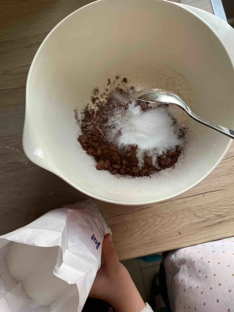 Alle trockenen Zutaten für die Schokomuffins gründlich verrühren