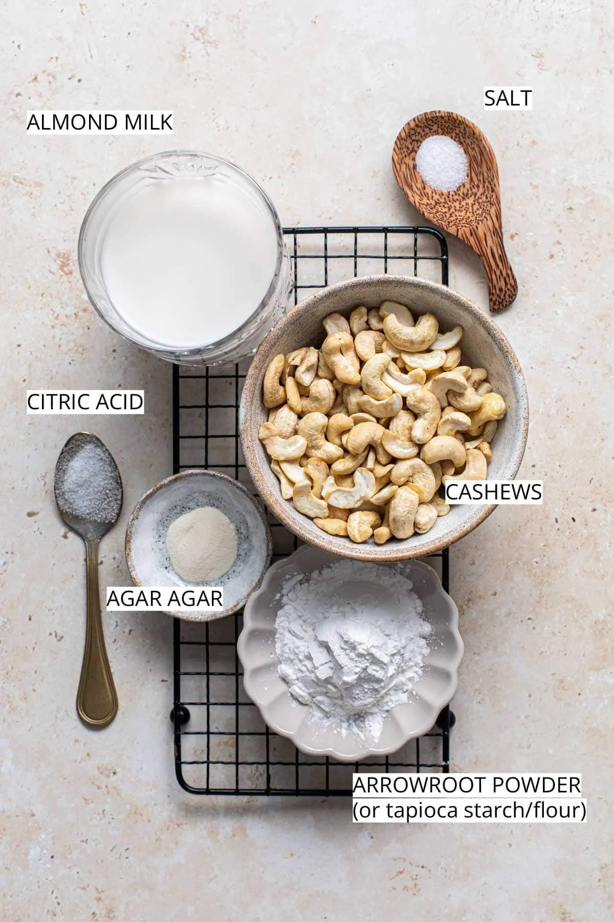 Alle Zutaten für die hausgemachte vegane Burrata, inklusive Cashewkerne und Mandelmilch, bereitgestellt.