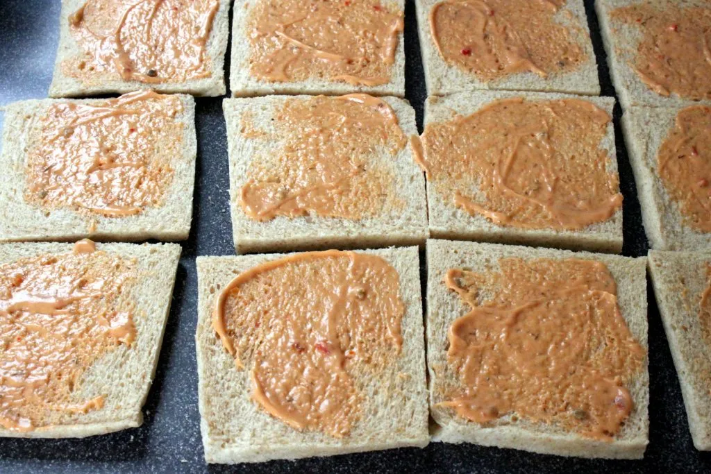 Alle Zutaten für die Schinken-Käse-Rollen: Toastbrot, Schinken, Mozzarella, Basilikum, Ei und Mayonnaise