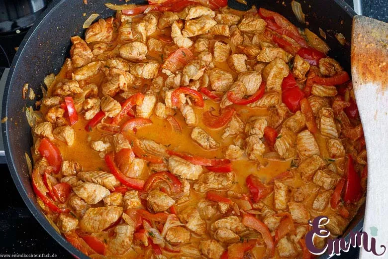 Alle Zutaten vermengen fürs Geschnetzelte- Fertig gekochtes Paprika Geschnetzeltes mit allen Zutaten vermengt in der Pfanne.