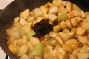 Alle Zutaten werden vermischt und die Äpfel gekocht