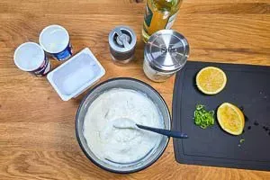 Alle Zutaten zusammenrühren und mit Salz und Pfeffer abschmecken.