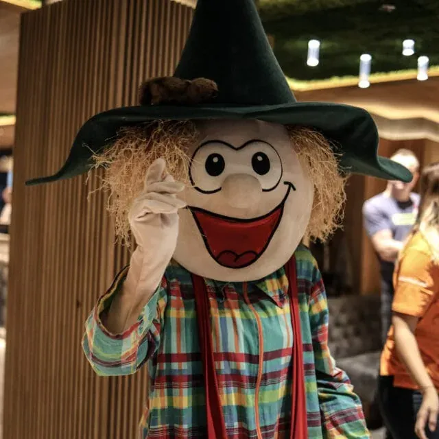 Almi, das Maskottchen, winkt fröhlich im Familienresort