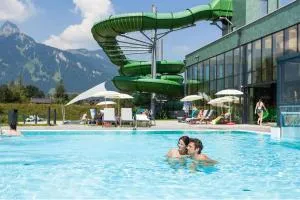 Alpentherme Ehrenberg Reutte mit Blick auf die Burg Ehrenberg