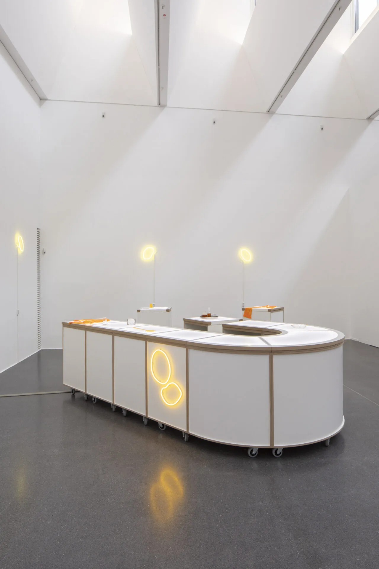 Als soziale Bühne hinterfragt „Kulisse“, wie Kneipenräume Austausch, Gemeinschaft und städtische Identität prägen.