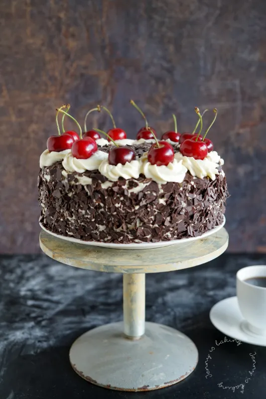 Alt-Text: Authentische Schwarzwälder Kirschtorte mit Schokoladenbiskuit und Kirschen