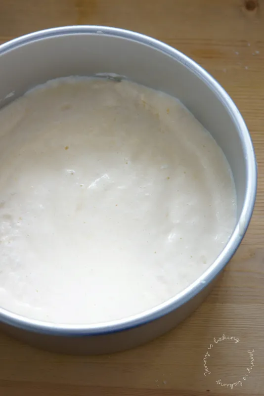 Alt-Text: Behutsames Unterheben der Mehlmischung in den Biskuitteig mit einem Spatel