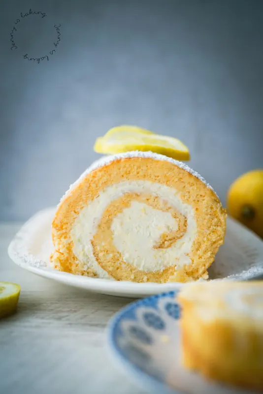 Alt-Text: Erfrischende Zitronen-Biskuitrolle mit cremiger Füllung