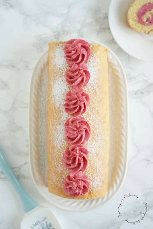 Alt-Text: Fluffige Himbeer-Biskuitrolle, ideal für den Kaffeetisch