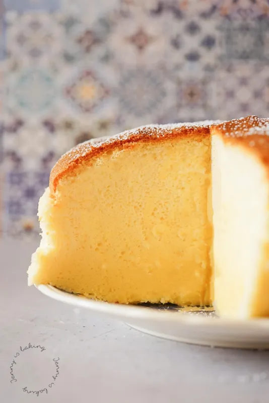 Alt-Text: Japanischer Käsekuchen, auch Baumwollkuchen genannt, mit zarter Biskuit-Textur