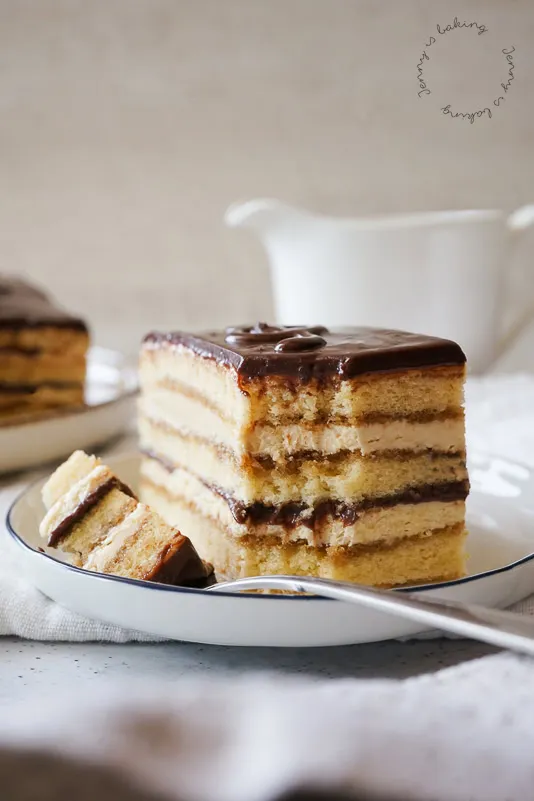 Alt-Text: Klassische Opera Torte mit Schokolade, Kaffee und Mandelbiskuit