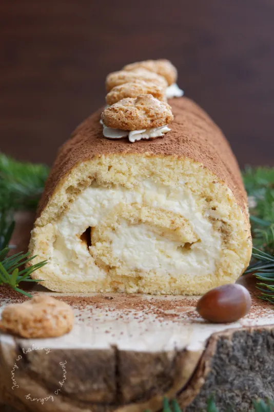 Alt-Text: Klassische Tiramisu-Biskuitrolle mit Kaffeegeschmack