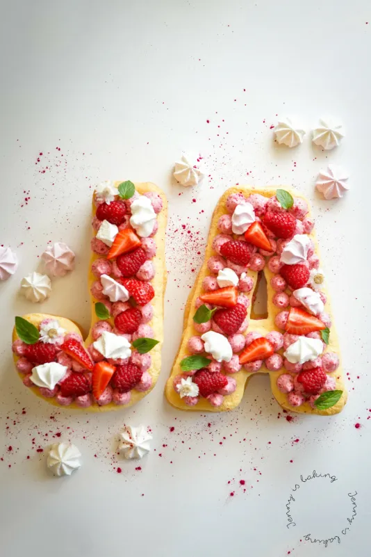 Alt-Text: Kreativer Letter Cake mit luftigem Biskuit und Himbeercreme