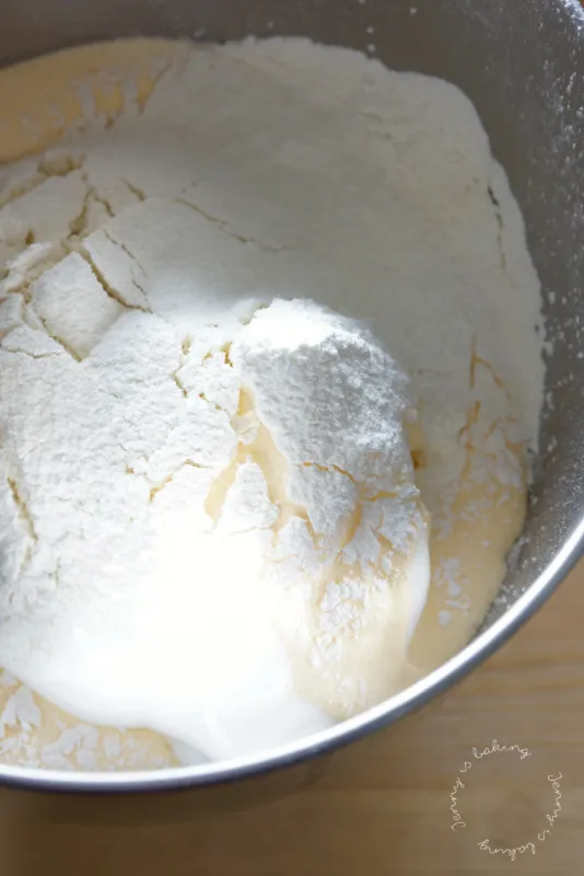 Alt-Text: Mehl und Speisestärke gemeinsam sieben für klümpchenfreien Biskuitteig