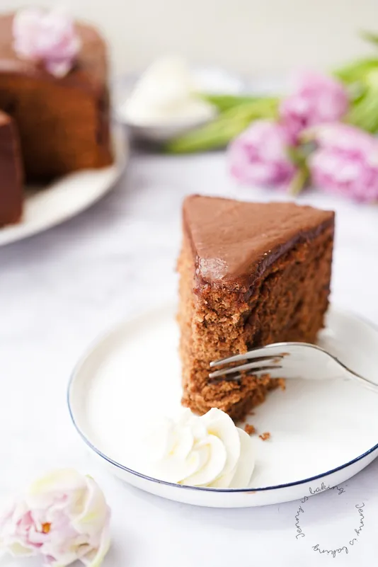 Alt-Text: Original Sachertorte aus Österreich mit feinem Schokoladenbiskuit und Aprikosenmarmelade