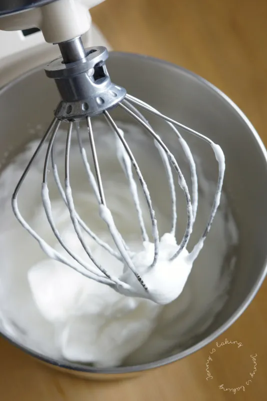 Alt-Text: Perfekt geschlagener Eischnee mit weichen Spitzen für luftigen Biskuitteig