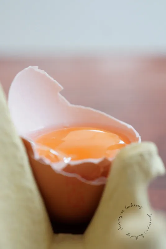 Alt-Text: Trennen und Vorbereiten von Eigelb und Eiweiß zum Biskuit backen