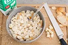 Altbackenes Brötchen in Milch einweichen für die Hackfleischfüllung