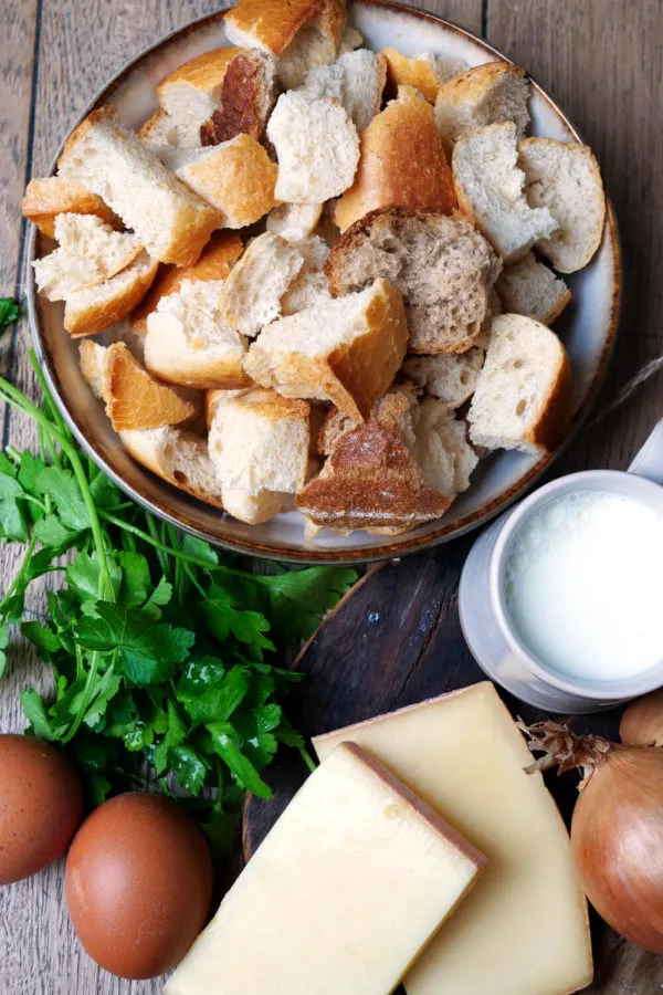 Alte Brötchenscheiben, die für Knödel vorbereitet werden