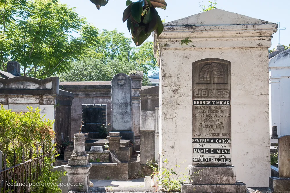 Alte Grabsteine und Gräber auf dem Lafayette Cemetery No. 1, die die reiche Geschichte der Immigranten in New Orleans erzählen.
