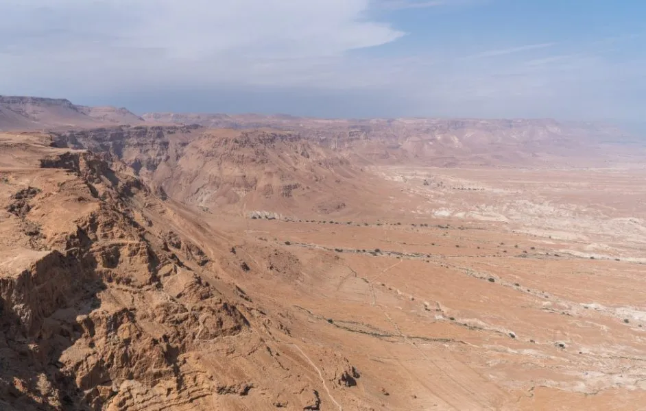 Alte Steinmauern und die Ruinen auf dem Masada-Gipfel unter klarem Himmel.