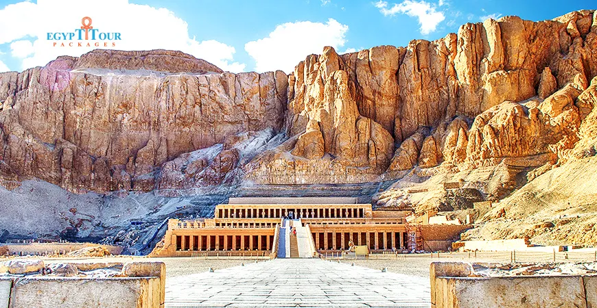 Alte Tempelruinen in Luxor bei Sonnenuntergang, Zeugen der prächtigen Vergangenheit Ägyptens und der Pharaonen, deren Artefakte im Nationalmuseum zu finden sind.