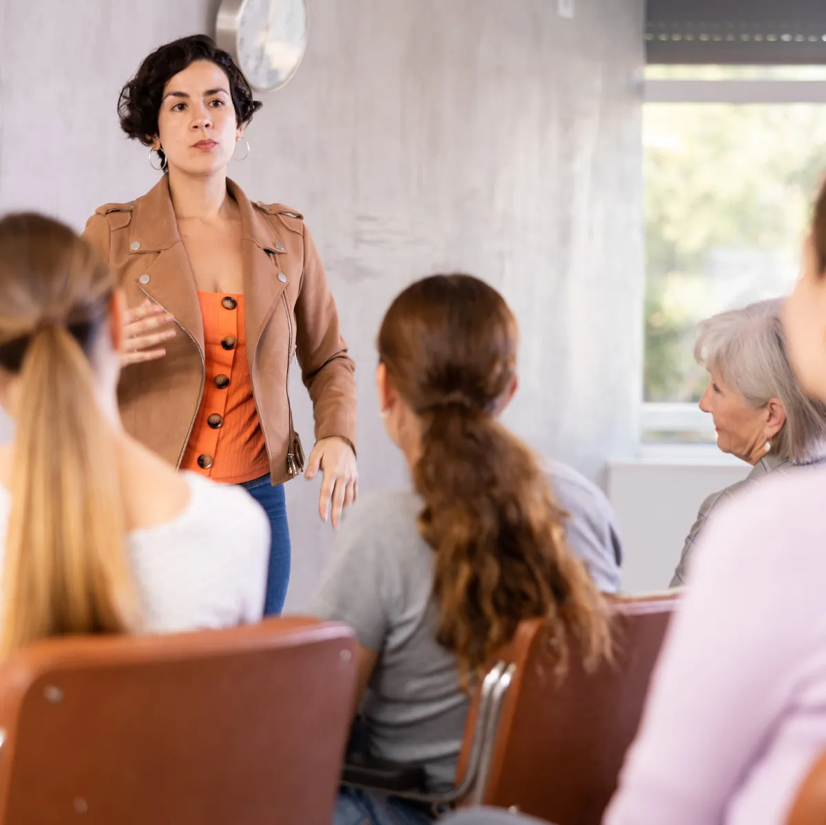 Ältere und jüngere Hände symbolisieren generationsübergreifende Expertise und Erfahrung in der Gesundheitsförderung
