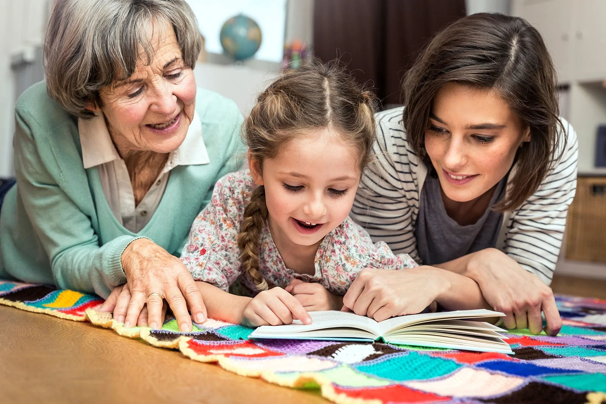 Älteres Ehepaar genießt den Ruhestand, symbolisiert die Herausforderungen bis zur Rente im Kontext von Arbeitslosengeld und Rentenversicherung.