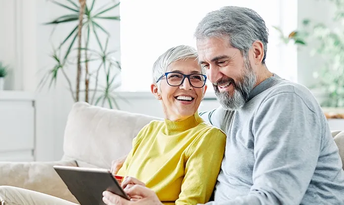 Älteres Paar auf dem Sofa