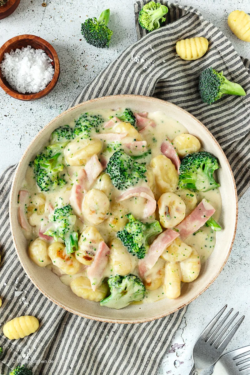 Alternatives Gericht: Cremige Gnocchi mit Schinken und Brokkoli, als Inspiration für Kartoffelpfannen