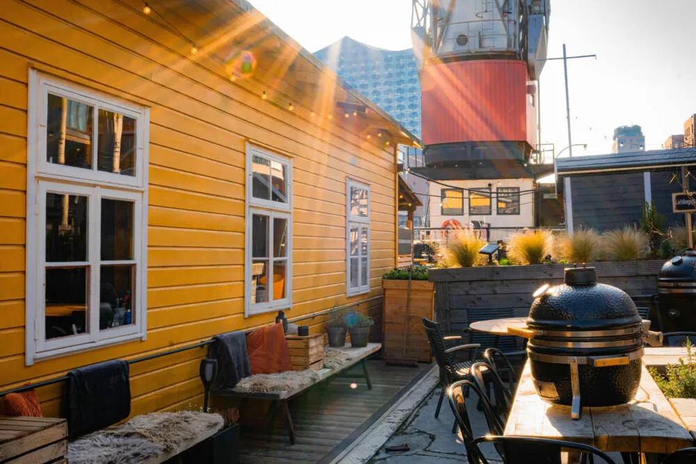 Am Sandtorhafen speisen Gäste auf einem denkmalgeschützten Lieger – und mit Blick auf die Elphi /©Aska Wild Scandinavian Cooking