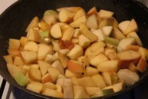 Amaretto wird zu den Äpfeln gegeben