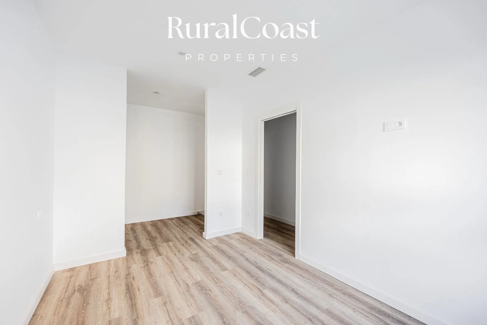 Amerikanische Küche mit Bartheke und Hockern, nahtlos in den Raum integriert